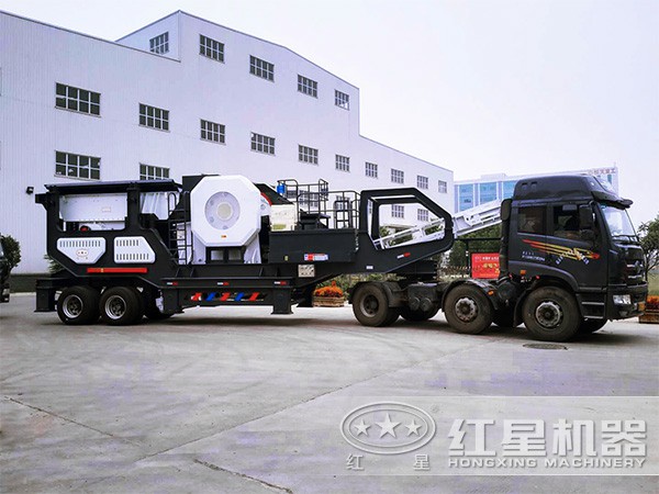 車頭拉著行走的新型環保移動石子加工機 車頭拉著行走的新型環保移動石子加工機