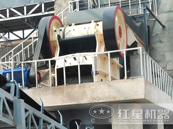 湖南某豆石破碎加工現(xiàn)場:帶顎破機 湖南某豆石破碎加工現(xiàn)場:帶顎破機