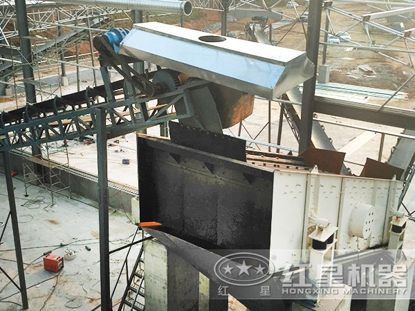 湖南某豆石破碎加工現(xiàn)場:帶振動篩、輸送帶 湖南某豆石破碎加工現(xiàn)場:帶振動篩、輸送帶