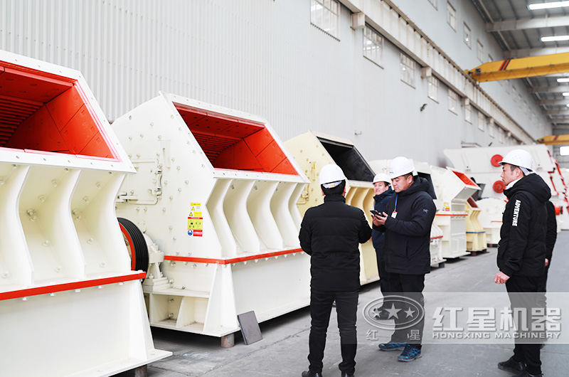 中型破碎機生產車間:客戶參觀 中型破碎機生產車間:客戶參觀