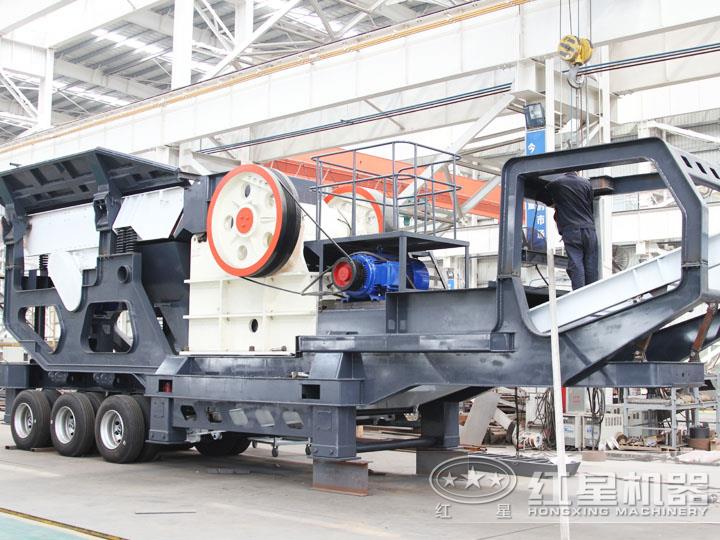 小型移動(dòng)顎式破碎車集給料、破碎、傳輸為一體