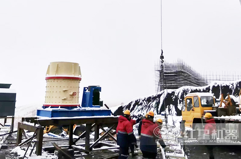 河北時(shí)產(chǎn)100噸的立式復(fù)合破碎機(jī)安裝現(xiàn)場(chǎng)二 河北時(shí)產(chǎn)100噸的立式復(fù)合破碎機(jī)安裝現(xiàn)場(chǎng)二