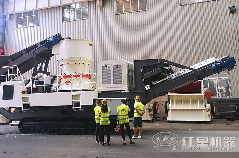 客戶來廠考察單缸圓錐履帶移動破碎站 客戶來廠考察單缸圓錐履帶移動破碎站