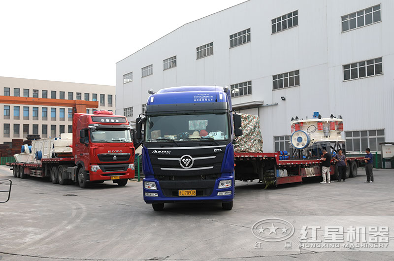 時產(chǎn)300噸大型圓錐破碎機(jī)設(shè)備發(fā)貨 時產(chǎn)300噸大型圓錐破碎機(jī)設(shè)備發(fā)貨