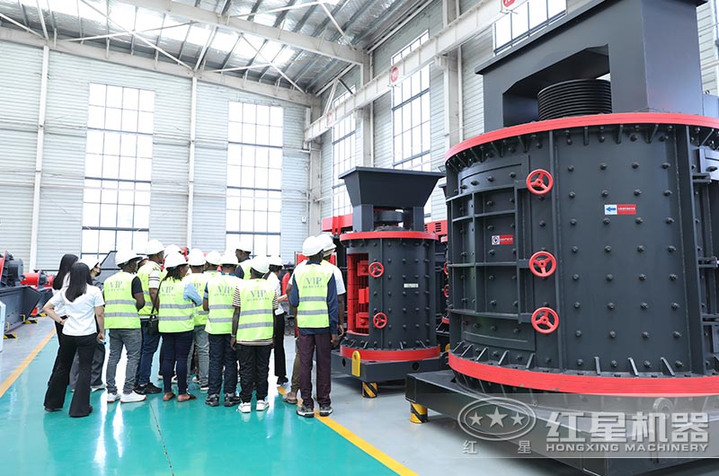 客戶(hù)來(lái)廠參觀復(fù)合式破碎機(jī)