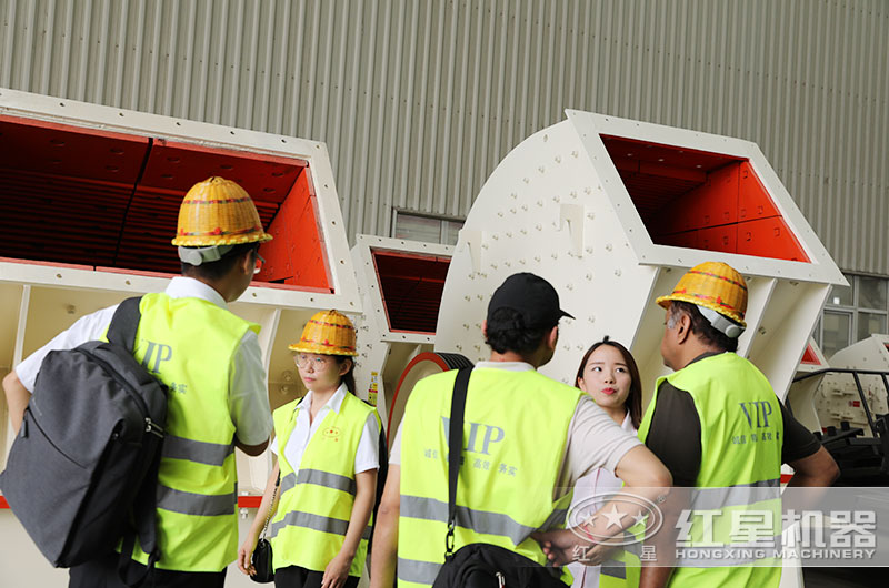 客戶來廠考察石灰石破碎設備 客戶來廠考察石灰石破碎設備