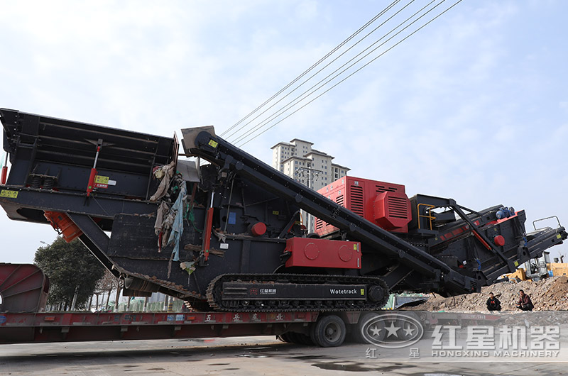 移動破碎站轉(zhuǎn)場作業(yè)中